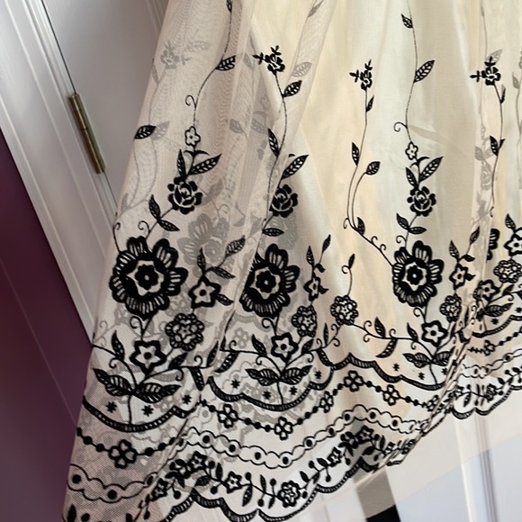 special occasion dress cream white with mesh overlay with black lace size 14 - Picture 2 of 5